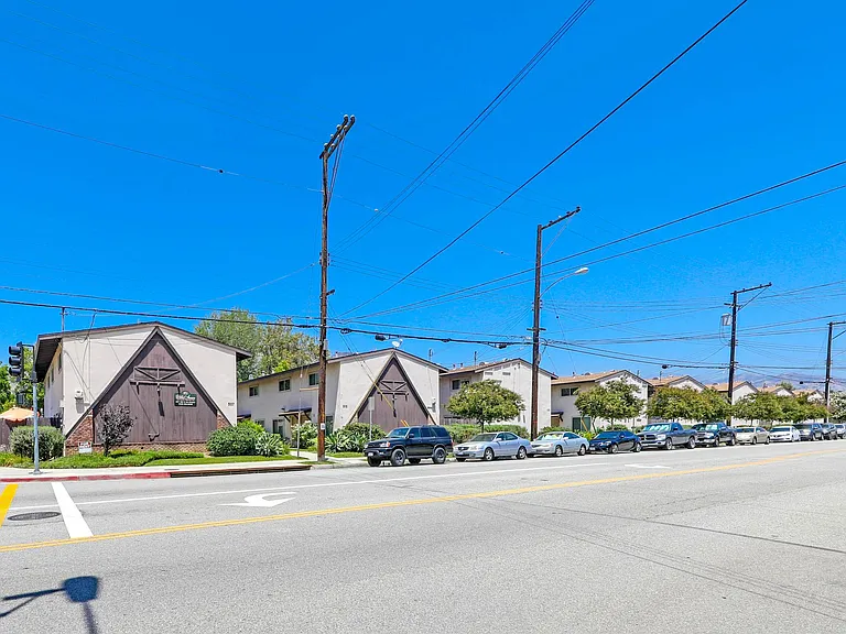 Villa Azusa Apartments — Photo 15
