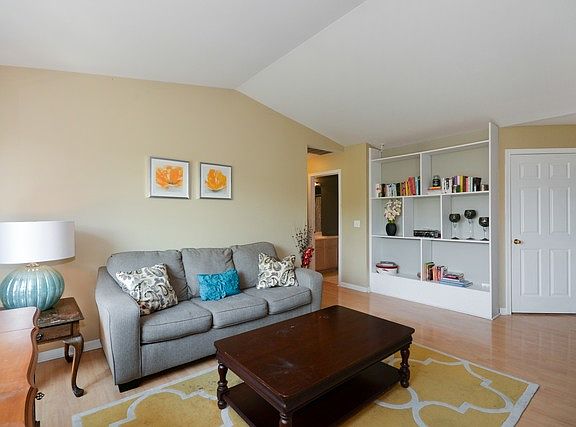 3rd image of 406 Woodview Cir APT D