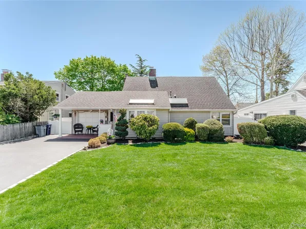 16 Rainbow Lane, Levittown, NY 11756