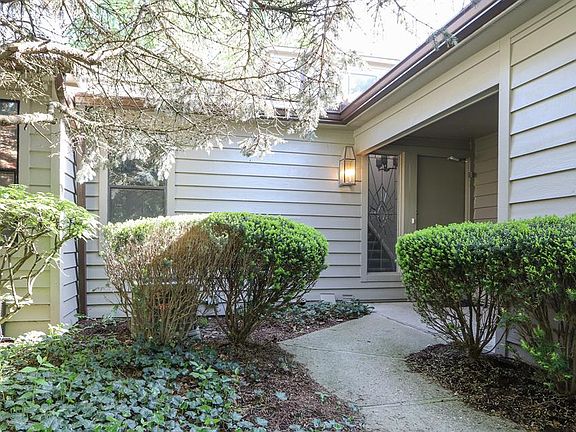 2nd image of 25 Rolling Hills Ct