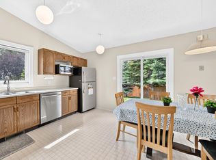 2404 37th St NW, Edmonton, AB T6L 6E3