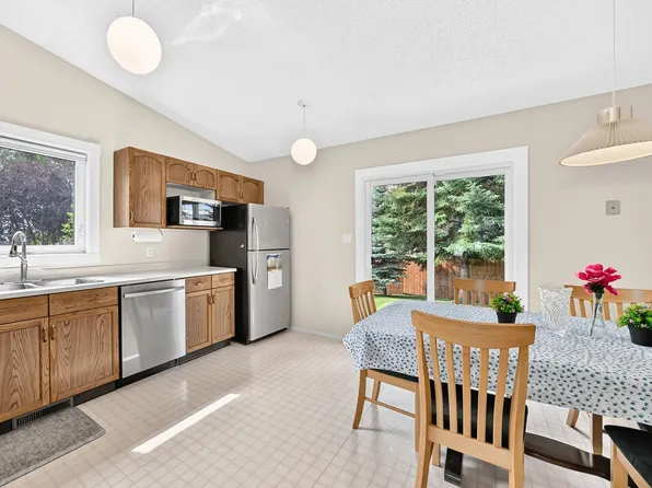 2404 37th St NW, Edmonton, AB T6L 6E3