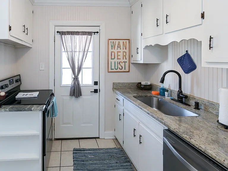 2023 Stanford Dr SW — Photo 9