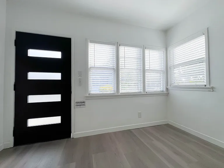1506 1/2 Maple St #1506 — Photo 4