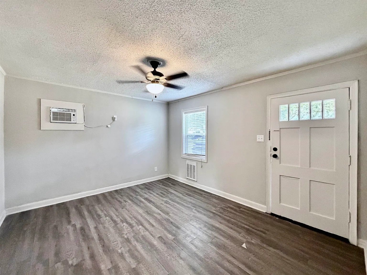 1 bed, 1.0 bath, $825 — Photo 2