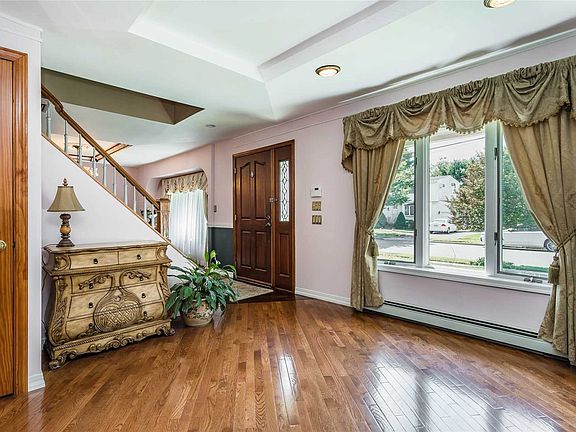 3rd image of 46 Arlyn Dr E