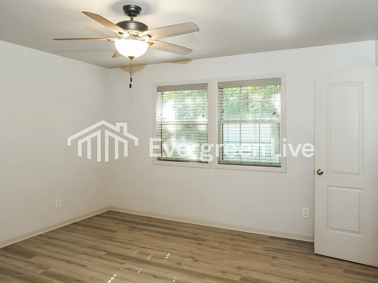917 Bedford Dr SW — Photo 10