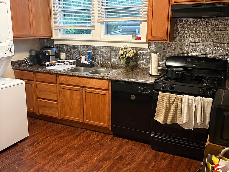 453 Oldham Ave — Photo 15