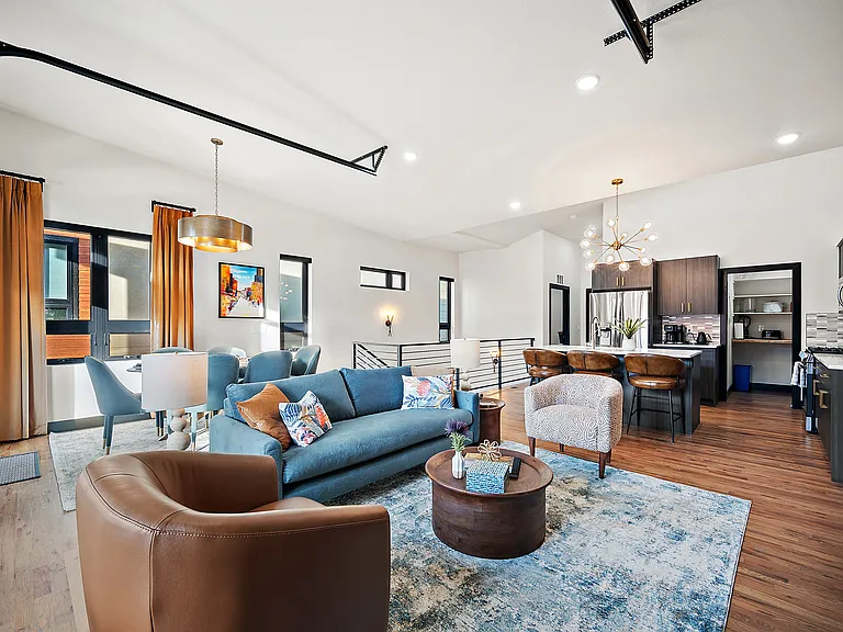 +2nd floor
+Living room
+Fireplace
+TV
+Outdoor/indoor dining