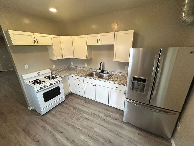2347 Rosedale Ave — Photo 5
