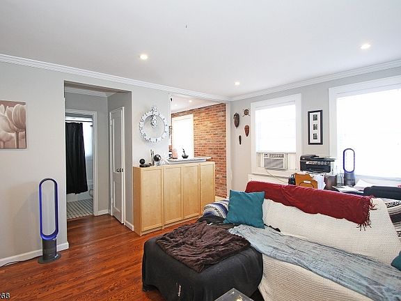 4th image of 376 Claremont Ave APT 10