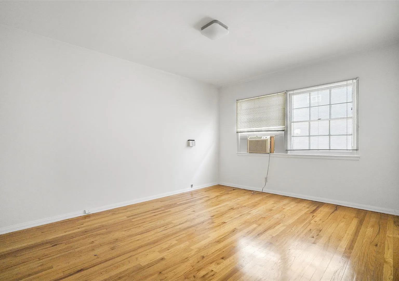 8551-8561 Holloway Dr — Photo 3