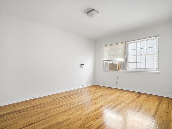 3rd image of 8551-8561 Holloway Dr #3/4