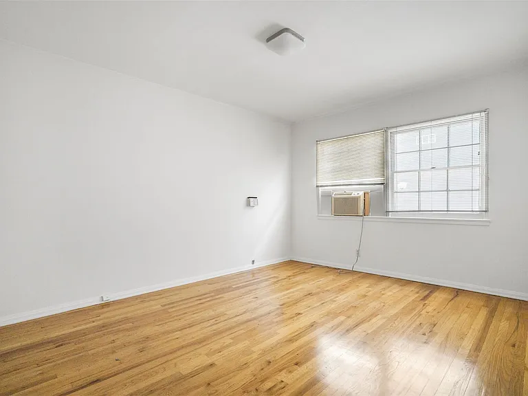 8551-8561 Holloway Dr — Photo 3