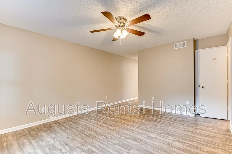 2 bed, 1.5 bath, 1050 sqft, $900 — Photo 2