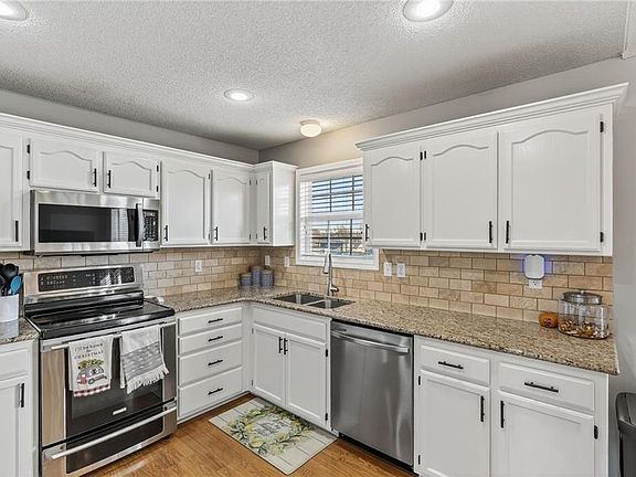 4th image of 7435 N Lewis Ave