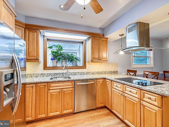 3rd image of 4 Balmoral Ct