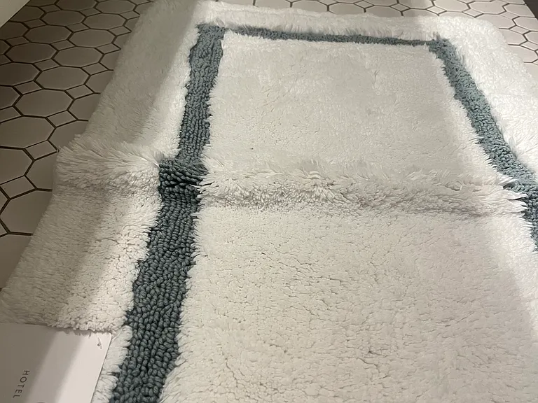 Brand new 100% cotton bathroom mats in the 2nd bathroom.
