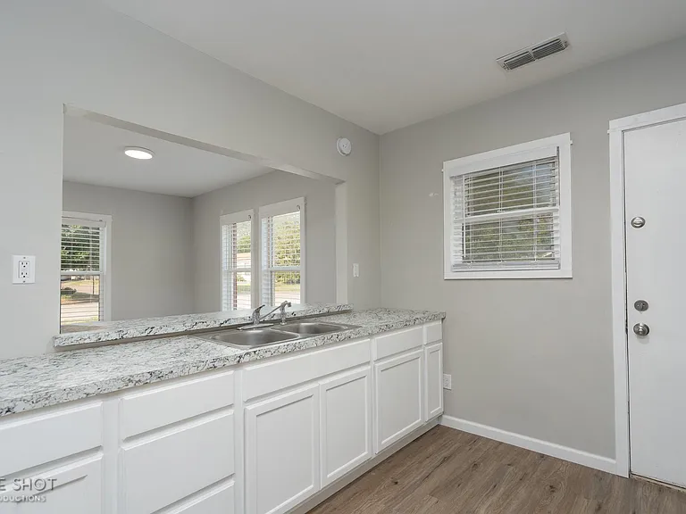 2744 Russell Ave — Photo 12