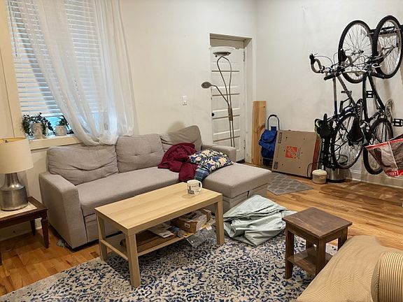 3rd image of 2058 W Roscoe St #1R