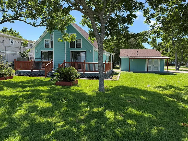 407 Bayshore Dr — Photo 3