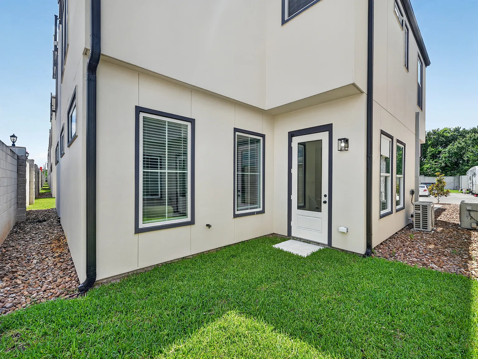 3 bed, 2.5 bath, 2100 sqft, $5,750 — Photo 3