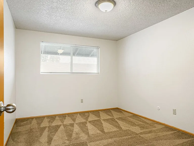 635 S 5th St — Photo 12