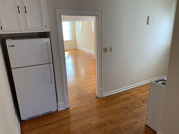 3rd image of 4943 Lindenwood Ave #4945