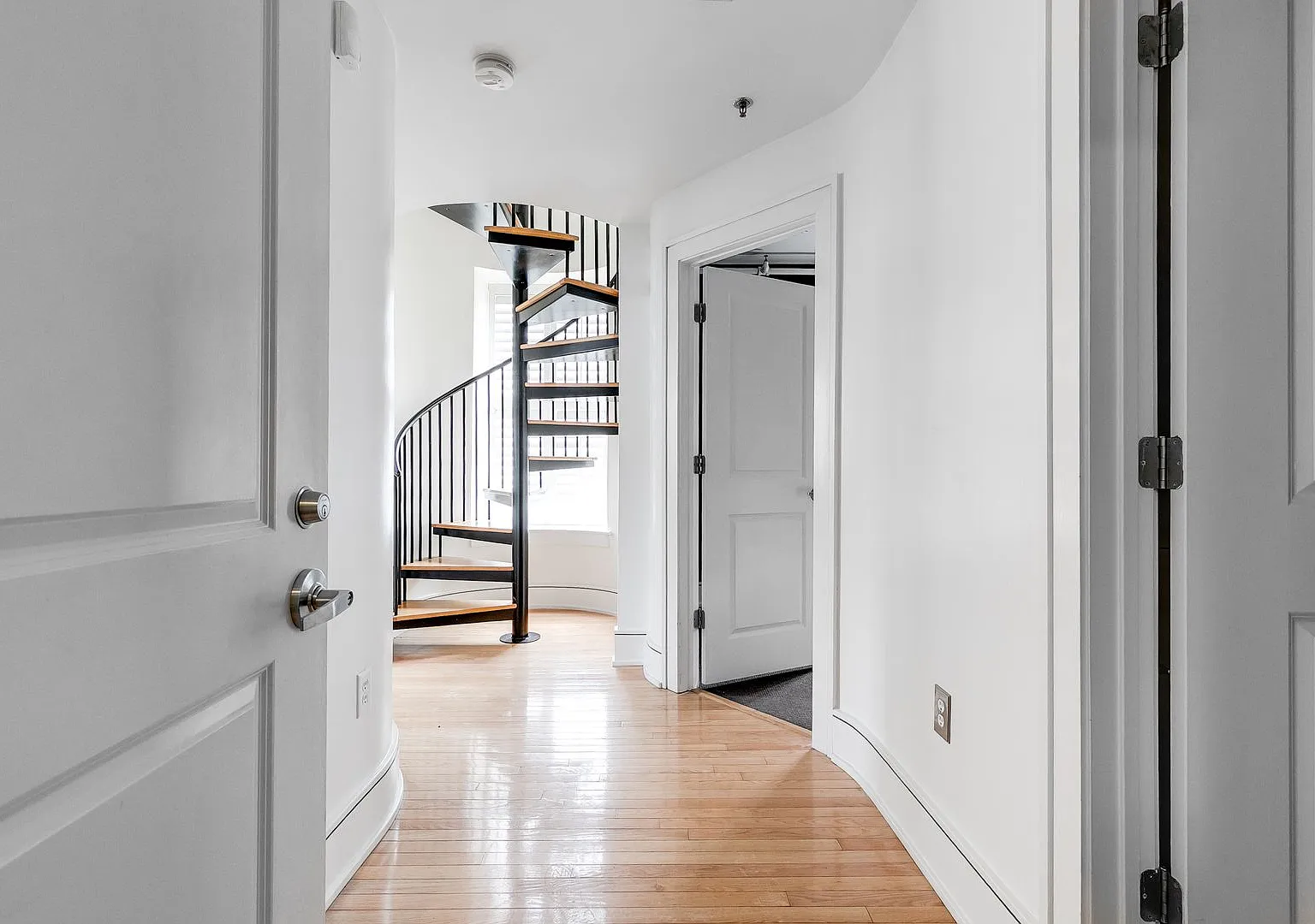 Luxury Gotham Condo for Rent!! — Photo 2
