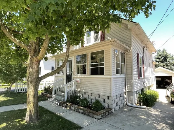 1312 Dean St, Saint Charles, IL 60174