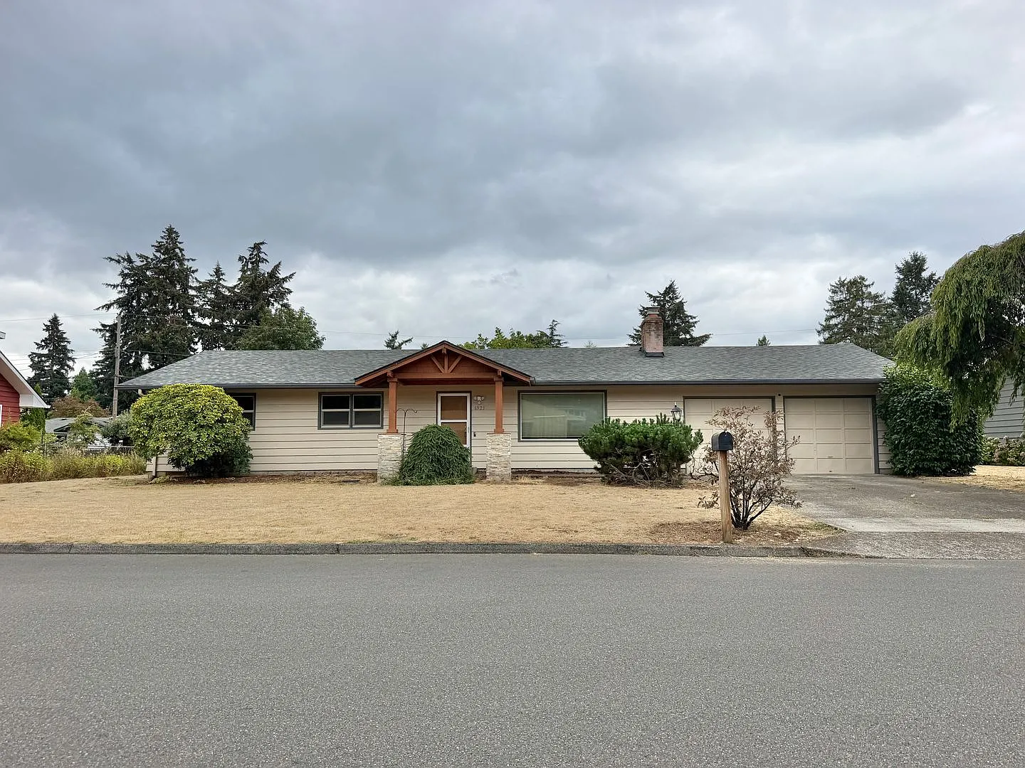 Heights location and spacious ranch home — Photo 1