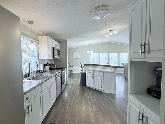 3rd image of 120 Treetop Ln