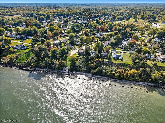 4th image of 1122 Locust Dr