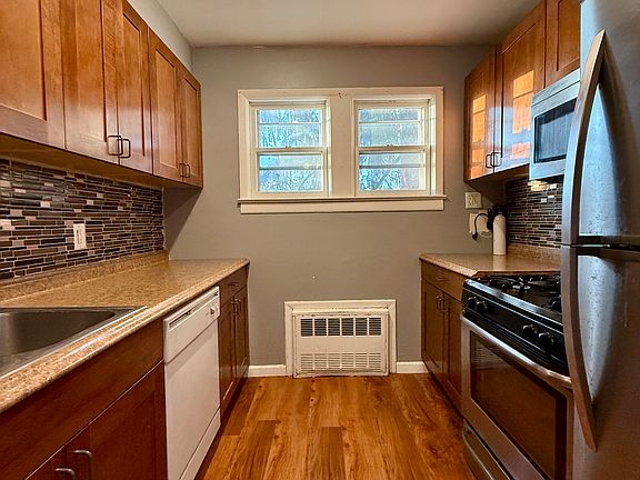 2nd image of 116 Bentley St Floor 1
