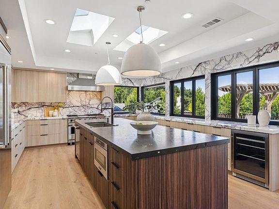 4th image of 16070 Matilija Dr
