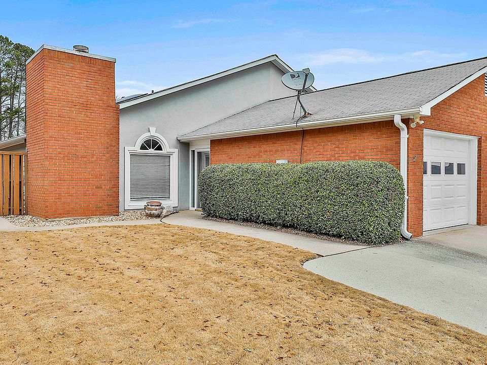 1st image of 215 Courtyard Ln