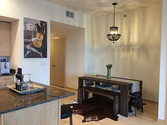 Living room (dining area)