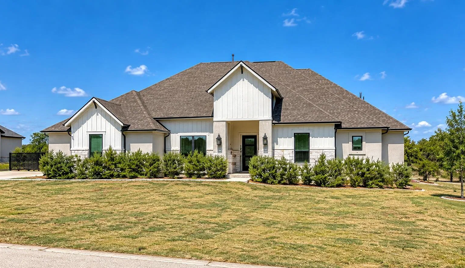 4 bed, 4.0 bath, 3976 sqft, $6,995 — Photo 1