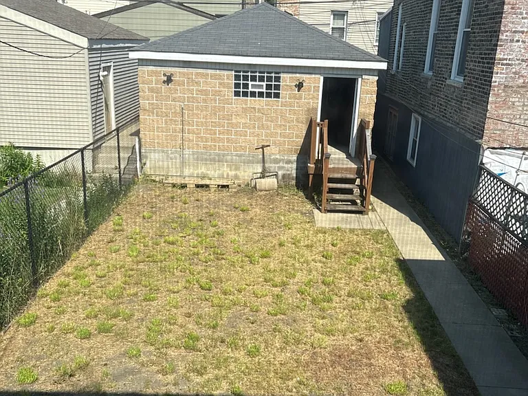 2237 S Oakley Ave — Photo 19