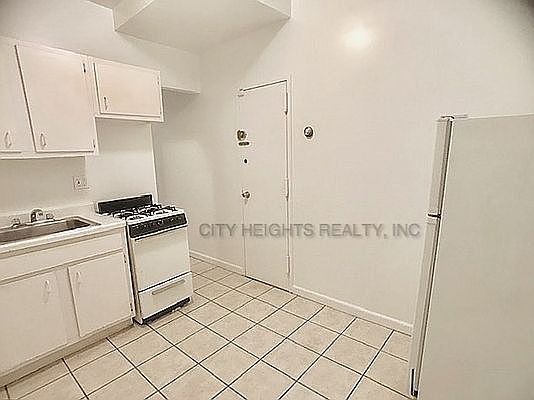 5th image of 211 E 10th St Bsmt Gw