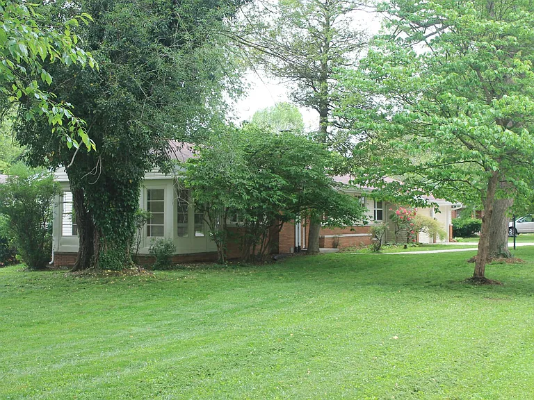 1860 E Glenwood St — Photo 27