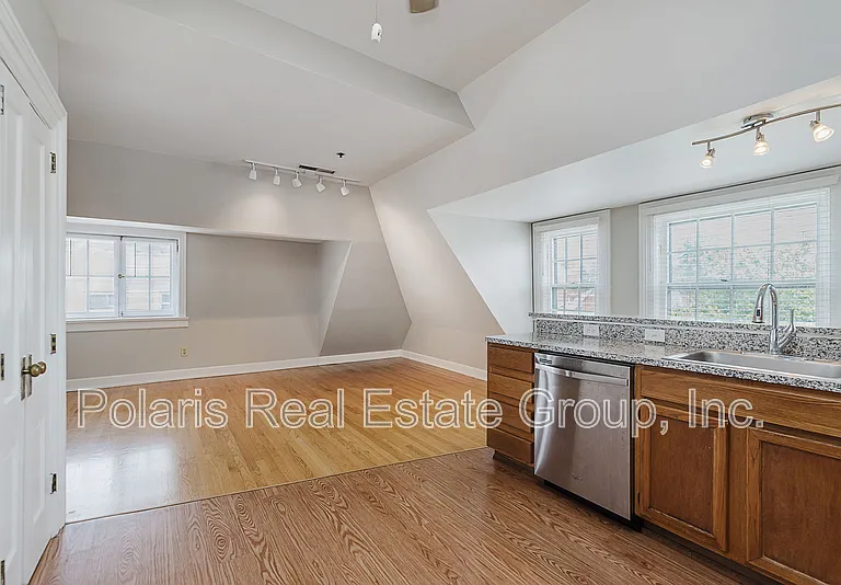 101 E 14th St #3 — Photo 18