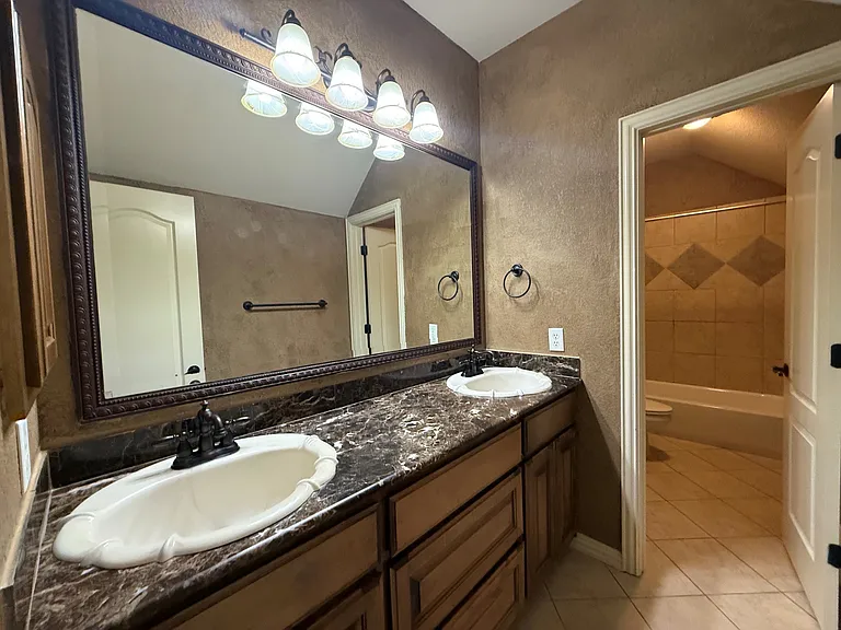 2207 Canterbury Dr — Photo 18