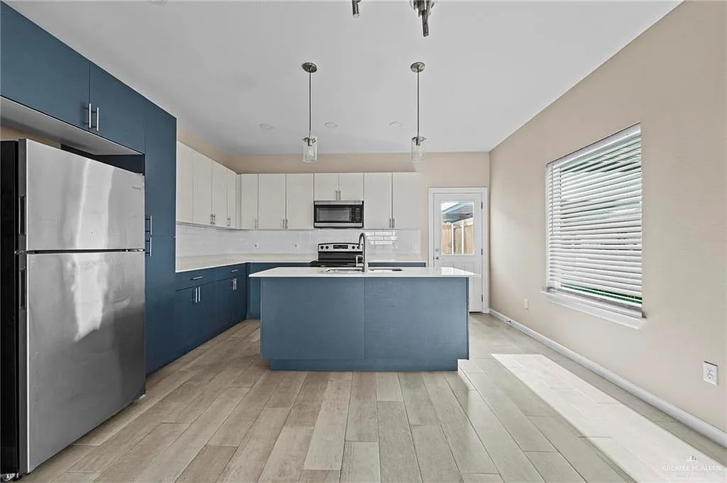 3 bed, 2.0 bath, 4374 sqft, $1,350 — Photo 2