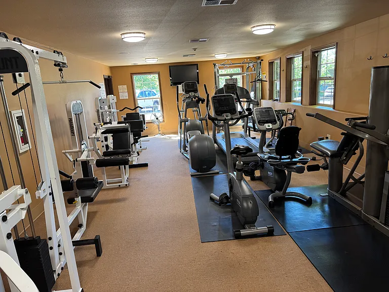 fully equipped fitness center at Eagle Landing - free access