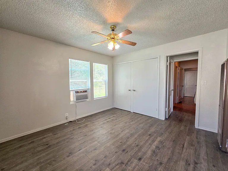 635 W Franklin St — Photo 23