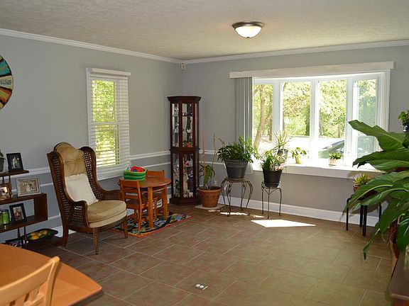5th image of 1105 Country Club Dr