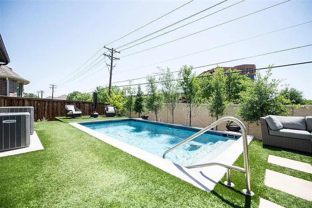 4 bed, 4.5 bath, 3692 sqft, $5,900 — Photo 2