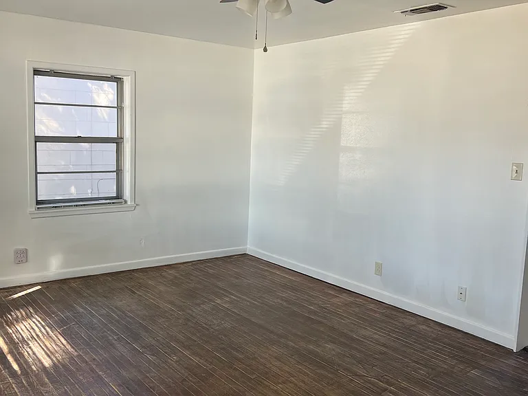 4402 42nd St — Photo 3