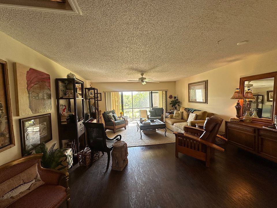 Enjoy our cozy yet spacious waterfront townhouse with dock...minutes away from Gilberts Coffee Bar and a dozen great restaurants and nightlife. Beautifu parks and recreation just minutes away too. Furnished or Unfurnished.